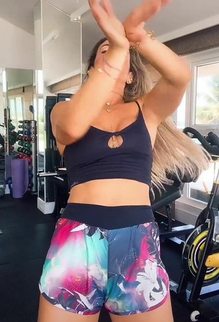 6. Sexy Lica Lopes Ramalho Shows Cleavage in Black Sport Bra in the Sports Club