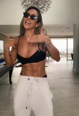 5. Seductive Lica Lopes Ramalho Shows Cleavage in Black Bikini Top