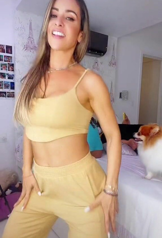 6. Hot Lica Lopes Ramalho Shows Cleavage in Crop Top