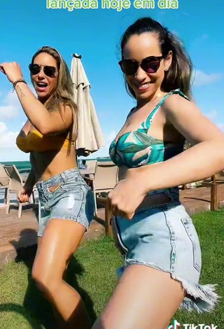 3. Sexy Lica Lopes Ramalho Shows Cleavage in Bikini Top