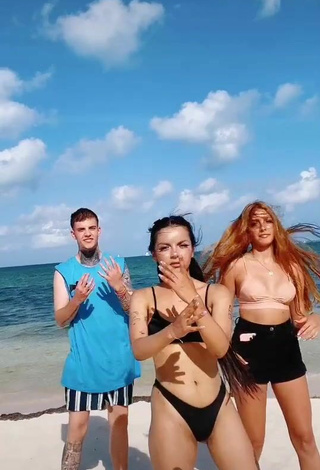 6. Hot Lili Sixx Shows Cleavage in Black Bikini at the Beach