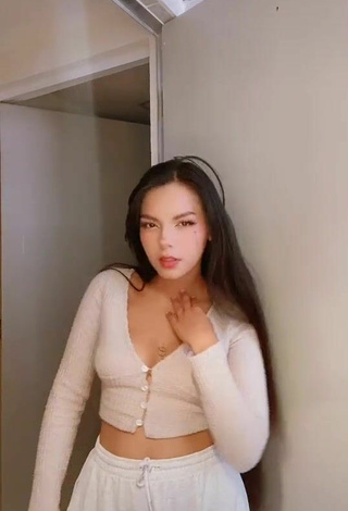 4. Beautiful Lili Sixx Shows Cleavage in Sexy White Crop Top