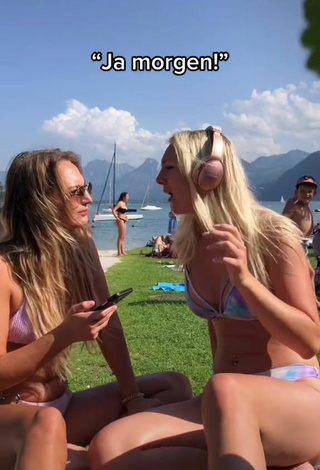 2. Sexy Linda Lime Shows Cleavage in Bikini