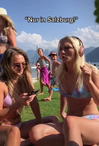 6. Sexy Linda Lime Shows Cleavage in Bikini