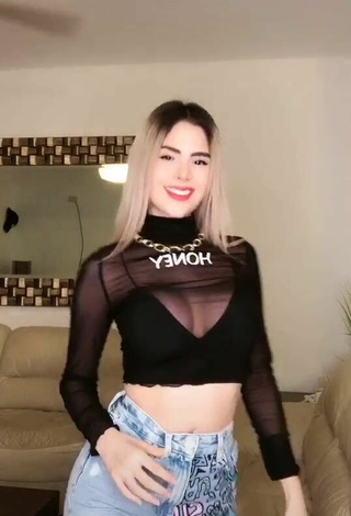 1. Mafer Payan Looks Sexy in Black Crop Top