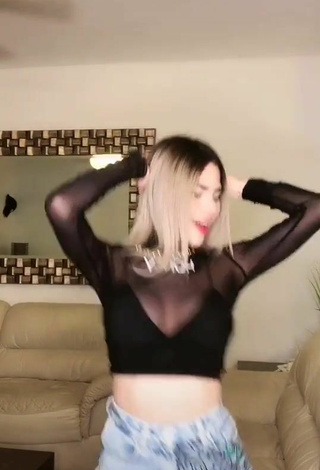 6. Mafer Payan Looks Sexy in Black Crop Top