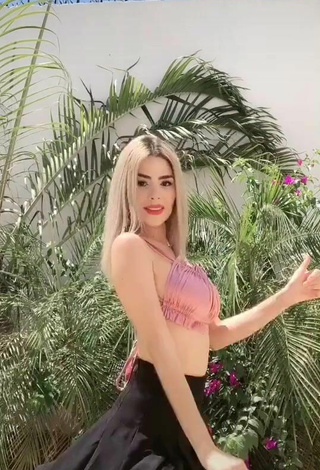 2. Sexy Mafer Payan Shows Cleavage in Pink Bikini Top while Twerking