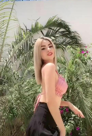 5. Sexy Mafer Payan Shows Cleavage in Pink Bikini Top while Twerking