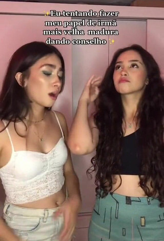 Sexy Malu e Lud Shows Cleavage in White Crop Top