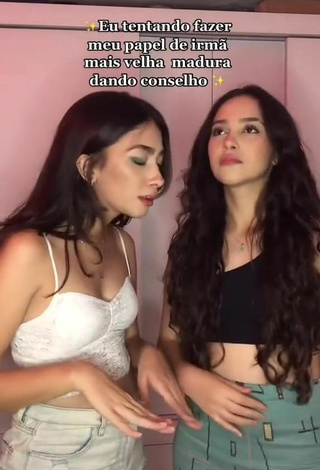 4. Sexy Malu e Lud Shows Cleavage in White Crop Top