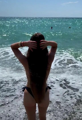 Sexy Maria Iliukhina Shows Butt in the Sea at the Beach