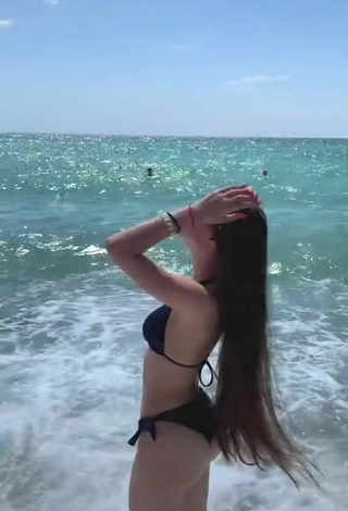 4. Sexy Maria Iliukhina Shows Butt in the Sea at the Beach