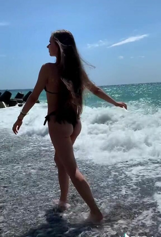 5. Sexy Maria Iliukhina Shows Butt in the Sea at the Beach