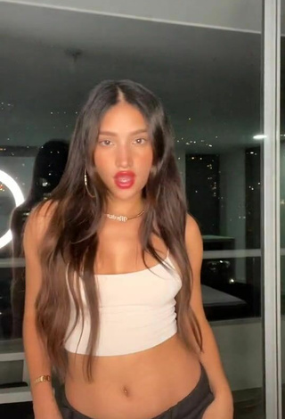 1. Amazing Mariam Obregón Shows Cleavage in Hot White Crop Top