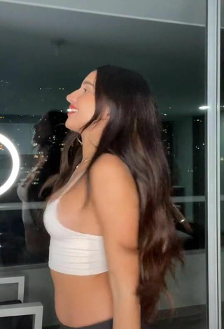 4. Amazing Mariam Obregón Shows Cleavage in Hot White Crop Top