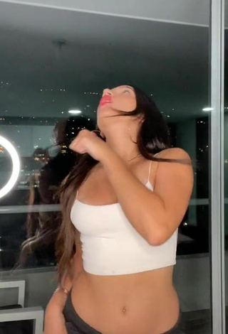 6. Amazing Mariam Obregón Shows Cleavage in Hot White Crop Top