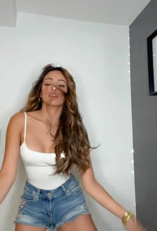 5. Sexy Mayra Goñi Shows Cleavage in White Top