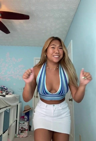 Hot meimonstaa Shows Cleavage in Striped Crop Top