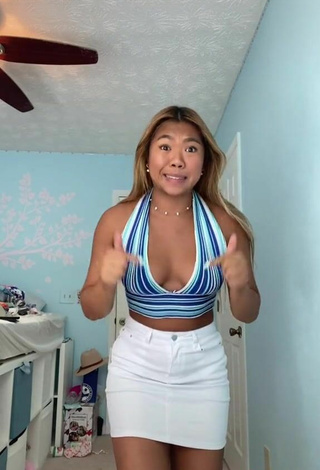 2. Hot meimonstaa Shows Cleavage in Striped Crop Top