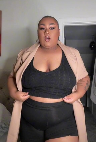 2. Sexy Miah Carter Shows Cleavage in Black Crop Top