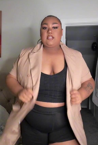3. Sexy Miah Carter Shows Cleavage in Black Crop Top