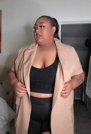 4. Sexy Miah Carter Shows Cleavage in Black Crop Top