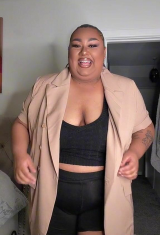 5. Sexy Miah Carter Shows Cleavage in Black Crop Top