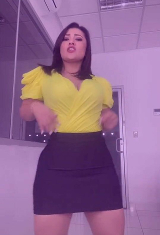 4. Sweetie Milagro Flores Shows Cleavage in Yellow Top