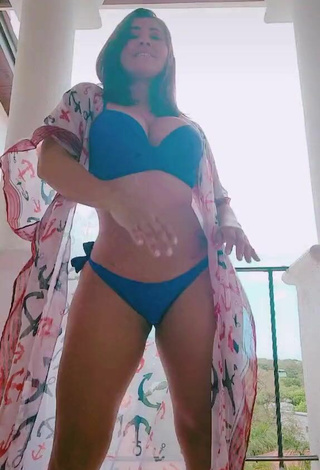 5. Sexy Milagro Flores Shows Cleavage in Black Bikini