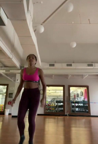 Sexy Arianna Hailey Shows Cleavage in Sport Bra while doing Sports Exercises