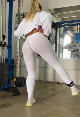 4. Hottie Natalia Garibotto Shows Big Butt in the Sports Club while doing Sports Exercises