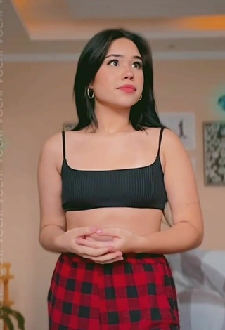 3. Sexy Nica Reina Shows Cleavage in Black Crop Top
