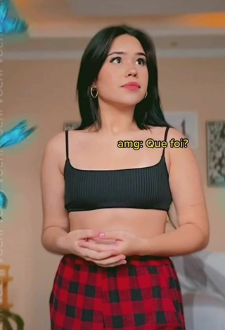 4. Sexy Nica Reina Shows Cleavage in Black Crop Top