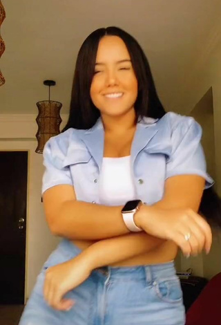 Beautiful Nicole Diaz Shows Cleavage in Sexy Crop Top