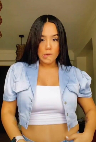 3. Beautiful Nicole Diaz Shows Cleavage in Sexy Crop Top