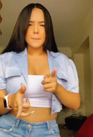 4. Beautiful Nicole Diaz Shows Cleavage in Sexy Crop Top