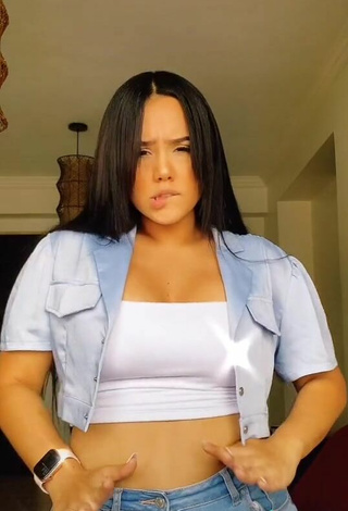 6. Beautiful Nicole Diaz Shows Cleavage in Sexy Crop Top