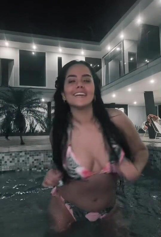 4. Hot Nicole Diaz Shows Cleavage in Bikini at the Pool while Twerking