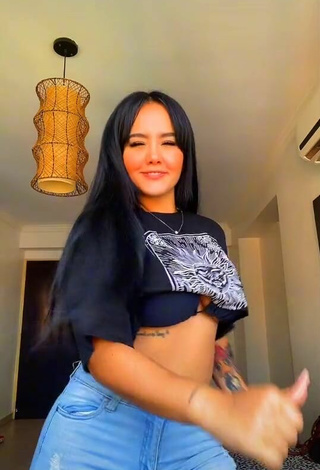 2. Sexy Nicole Diaz Shows Cleavage in Crop Top
