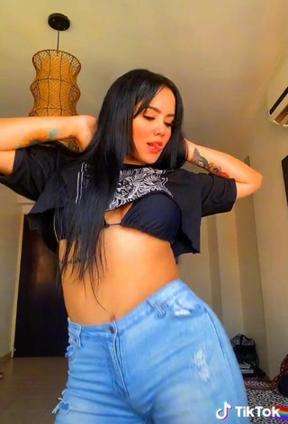 3. Sexy Nicole Diaz Shows Cleavage in Crop Top