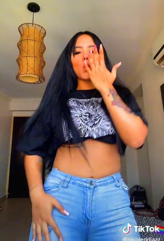 4. Sexy Nicole Diaz Shows Cleavage in Crop Top