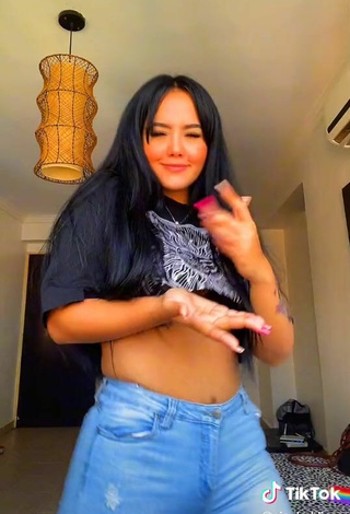 5. Sexy Nicole Diaz Shows Cleavage in Crop Top