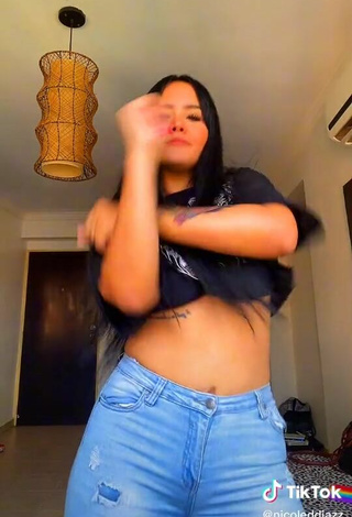 6. Sexy Nicole Diaz Shows Cleavage in Crop Top