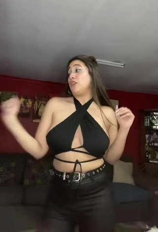 4. Sexy Nicole Sánchez Shows Cleavage in Black Crop Top