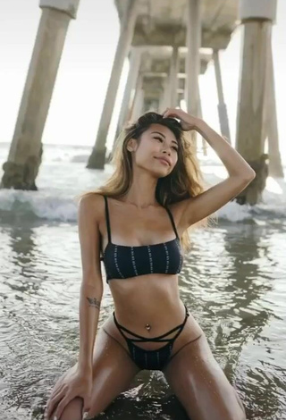 3. Sexy Nhu Tran Shows Cleavage in Bikini