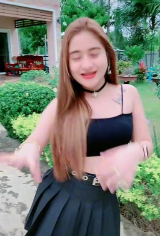 2. Sexy Numkaeng Thanyaluck Shows Cleavage in Black Crop Top