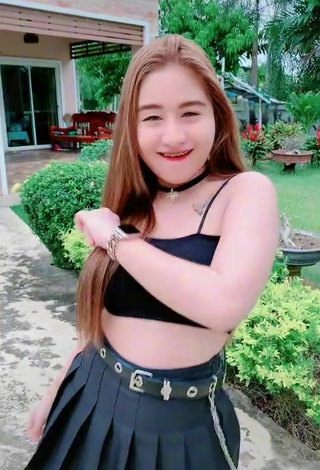 3. Sexy Numkaeng Thanyaluck Shows Cleavage in Black Crop Top