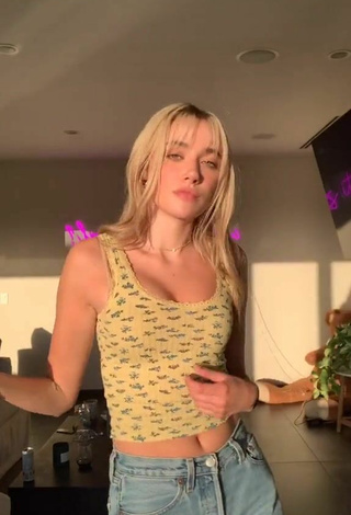 1. Beautiful Olivia O'Brien Shows Cleavage in Sexy Crop Top