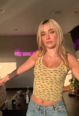 2. Beautiful Olivia O'Brien Shows Cleavage in Sexy Crop Top
