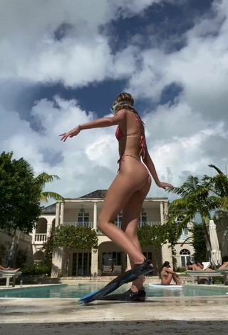 5. Sexy Olivia O'Brien Shows Butt at the Pool